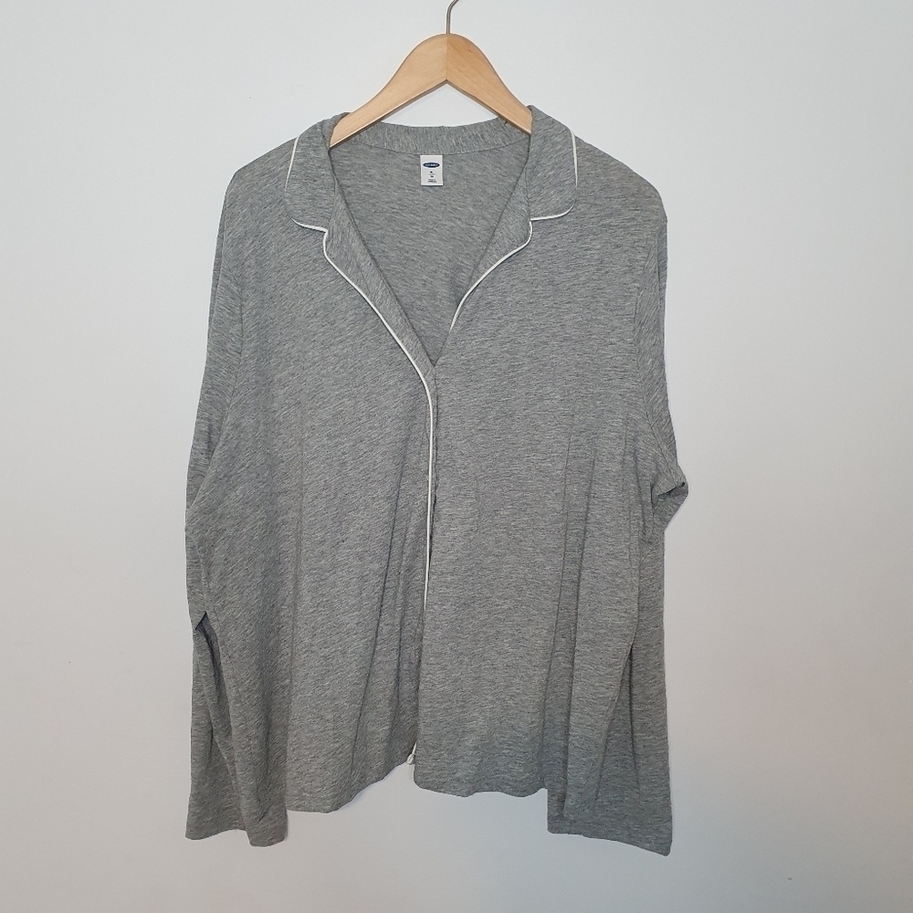 3/$20 Old Navy Grey Top Size XL